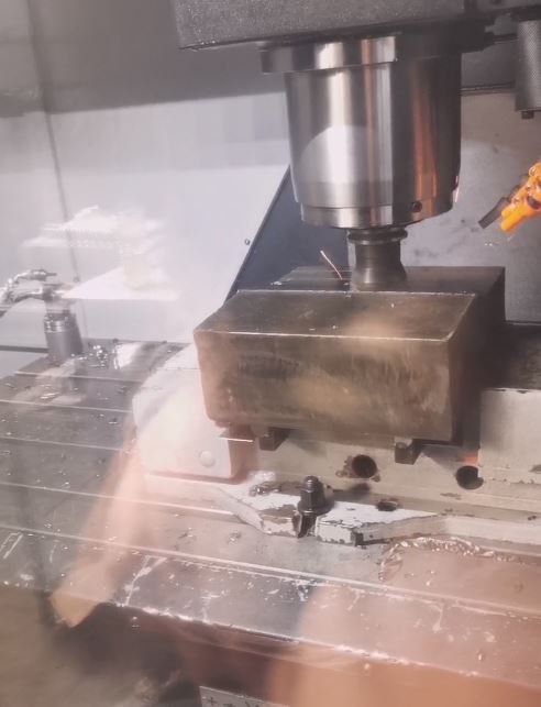 macchinario per tornitura e fresatura