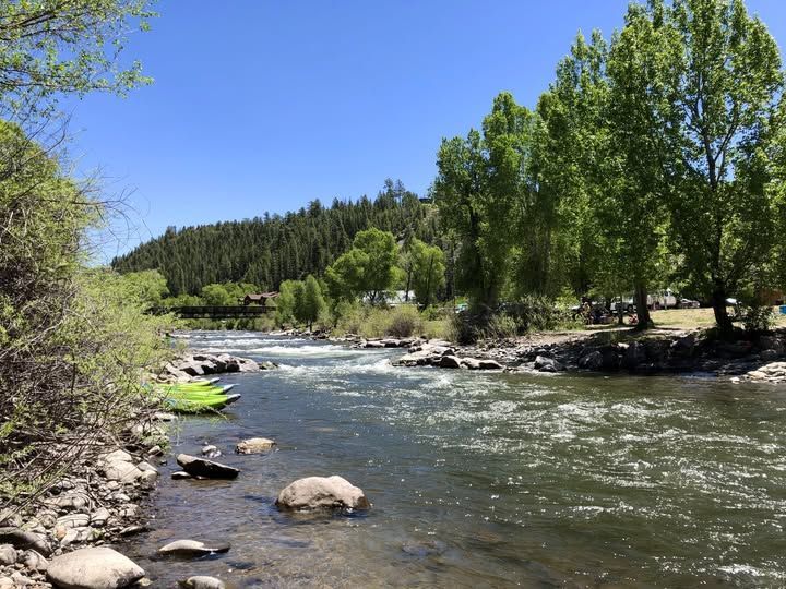 Horseshoe Bend, Arizona: a horseshoe-shaped bend of the Colorado River, viewed from above under a clear blue sky.