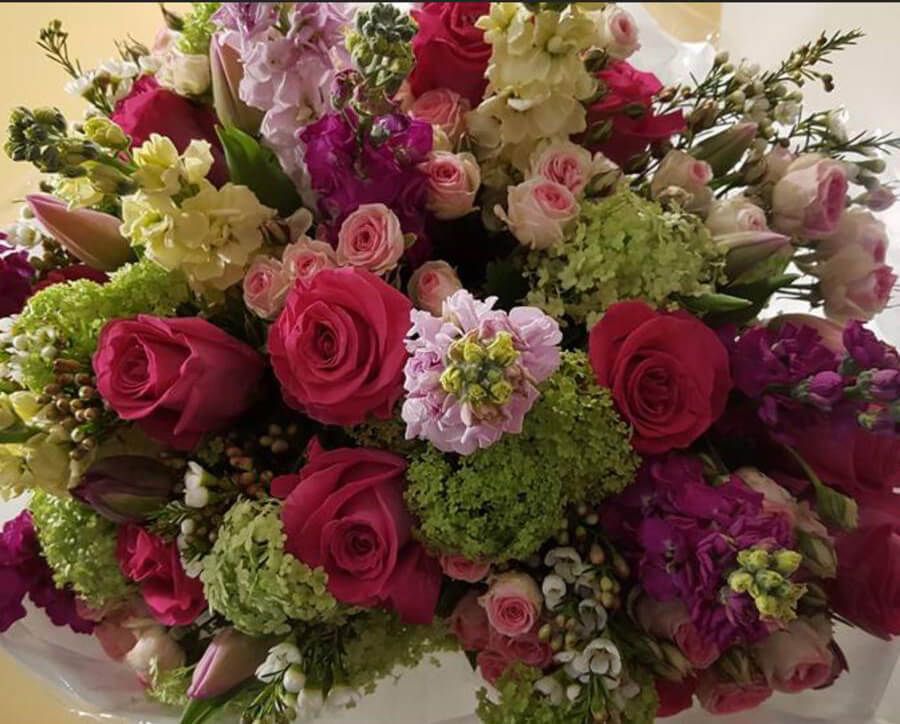 Composizione funebre con fiori freschi