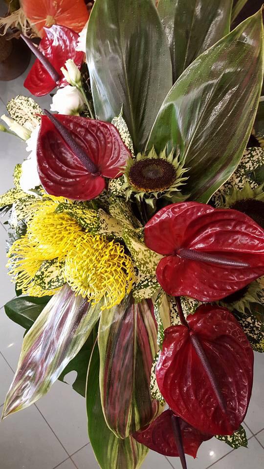 Composizione floreale per l'allestimento della camera ardente