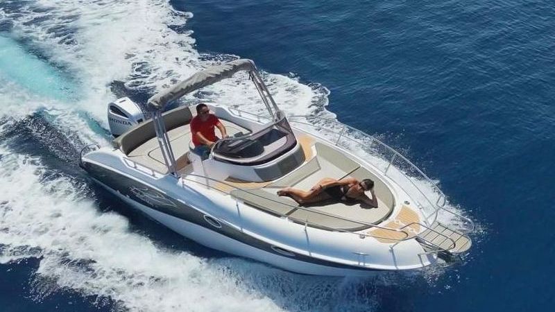 Lo Sport Infinity 850 lux è l’imbarcazione dei tuoi sogni. Performante e full optional, studiata nei minimi particolari per rendere le vostre uscite rilassanti e accattivanti allo stesso tempo. Il grande pozzetto ospita una consolle di guida completa di fornello, lavello e frigo, un sottocoperta lussuoso ed accogliente vi invita a rilassarvi, il bagno separato e la possibilità di personalizzare i mobili danno quel tocco in più che renderà unica la vostra imbarcazione.
CARATTERISTICHE TECNICHE
Motorizzazione:FUORIBORDO
Lunghezza f.t. cm:850
Larghezza max cm:255
Potenza HP:Cat B 1x350hp (max peso motore 330kg) - Cat C: 2x200hp (max peso motore 425kg)
Peso senza motore:1700 kg
Persone:CAT. B 8/CAT. C 10
Materiale:VETRORESINA
Omologazione:CE B - CE C
ACCESSORI DI SERIE
aspiratore gas
ampio locale wc separato con lavabo
asta 360°
attuatore gavone di poppa
autoclave
cucina e lavello
cuscineria completa interna
cuscineria completa esterna lux
delfiniera
doccia a poppa
frigo
impianto acqua
impianto carburante
impianto stereo con 4 casse
lampade interne
lavandino esterno
luci di cortesia
luci a led
luci di via
musone di prua
oblo’ laterali
n°2 plancette in vetroresina
pannello interruttori
parabrezza
piede tavolo
n° 2 pompe di sentina automatiche
stereo
striscia laterale colorata
tromba
verricello elettrico
volante con timoneria idraulica
wc elettrico
OPZIONALE
bussola
eva teak
flex teak
impianto acque nere
impianto banchina
inverter
mobili sbiancati
roll bar in acciaio
scafo colorato
telo copri scafo
telo consolle
telo copri pozzetto
tendalino