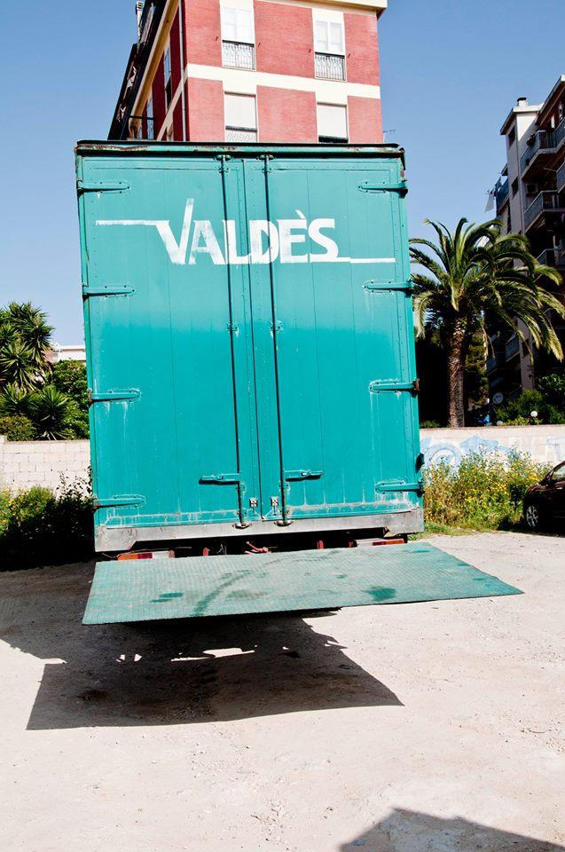 Mezzo con piattaforma per traslochi