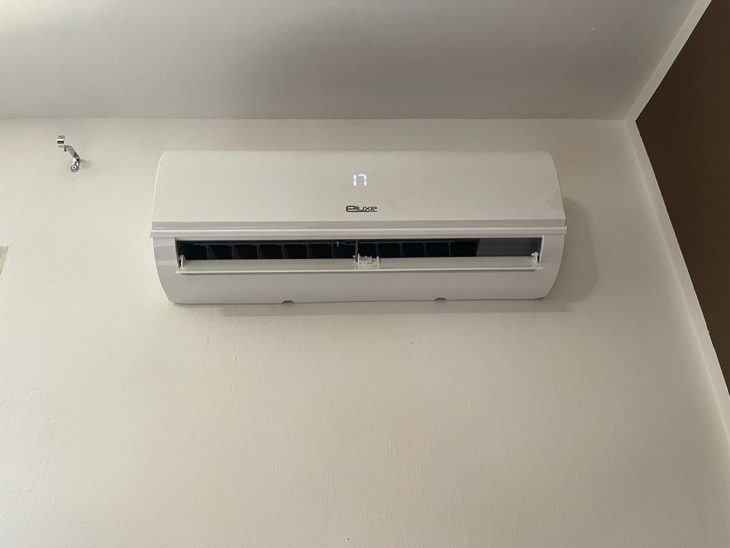 Condizionatore d'aria bianco da parete che visualizza la temperatura.