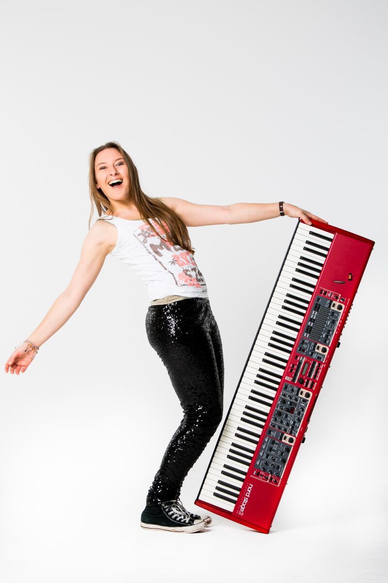 Charlotte Hebels, een ervaren pianodocent en Popov Piano Service, een toonaangevend bedrijf voor pianoreparatie, onderhoud, inbouw van silent en zelfspelende systemen.