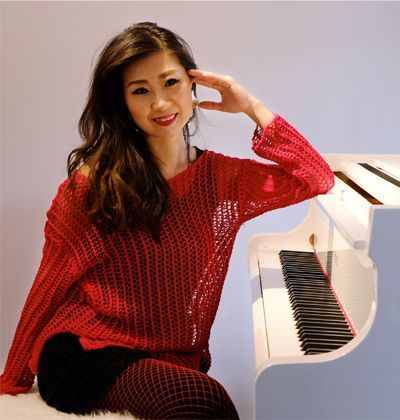 Cindy Jie, een ervaren pianodocent en Popov Piano Service, een toonaangevend bedrijf voor pianoreparatie, onderhoud, inbouw van silent en zelfspelende systemen.