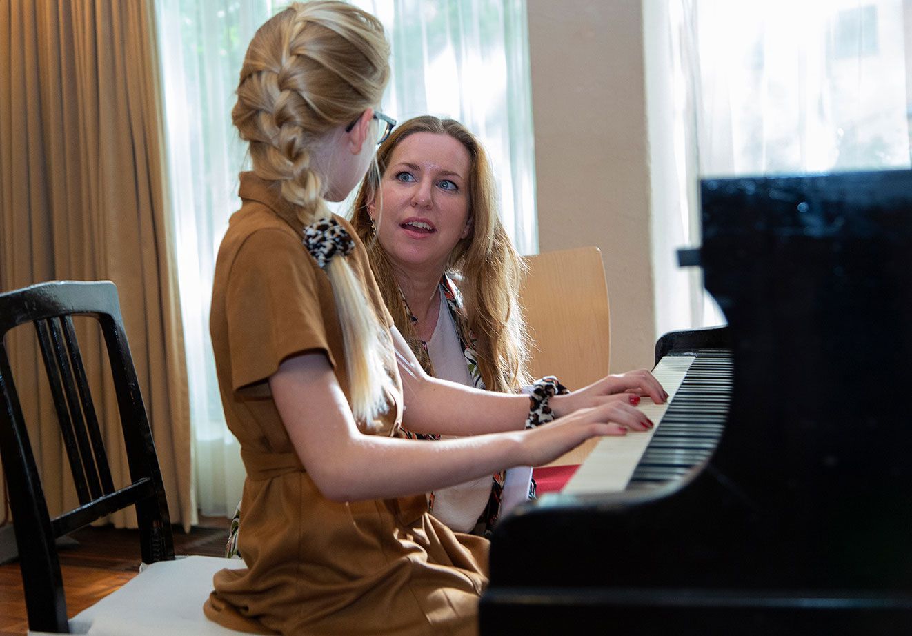 The Piano Academy, een ervaren pianodocent en Popov Piano Service, een toonaangevend bedrijf voor pianoreparatie, onderhoud, inbouw van silent en zelfspelende systemen.