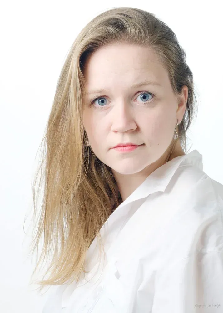 Ellyne  Wieringa, een ervaren pianodocent en Popov Piano Service, een toonaangevend bedrijf voor pianoreparatie, onderhoud, inbouw van silent en zelfspelende systemen.