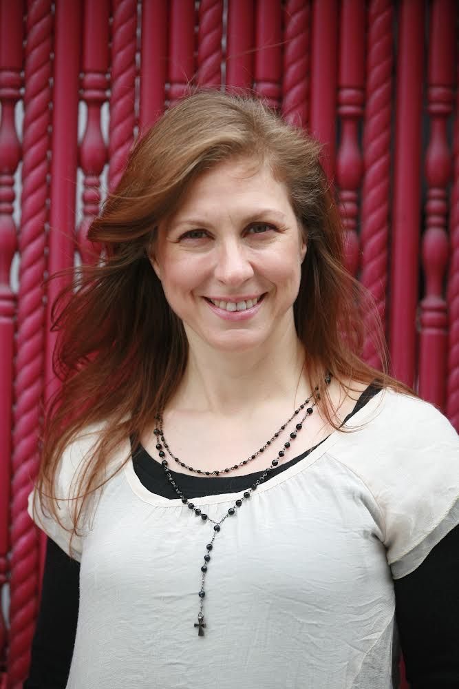 Janece Milos, een ervaren pianodocent en Popov Piano Service, een toonaangevend bedrijf voor pianoreparatie, onderhoud, inbouw van silent en zelfspelende systemen.