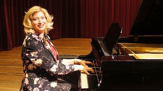 Kristina Appel, een ervaren pianodocent en Popov Piano Service, een toonaangevend bedrijf voor pianoreparatie, onderhoud, inbouw van silent en zelfspelende systemen.