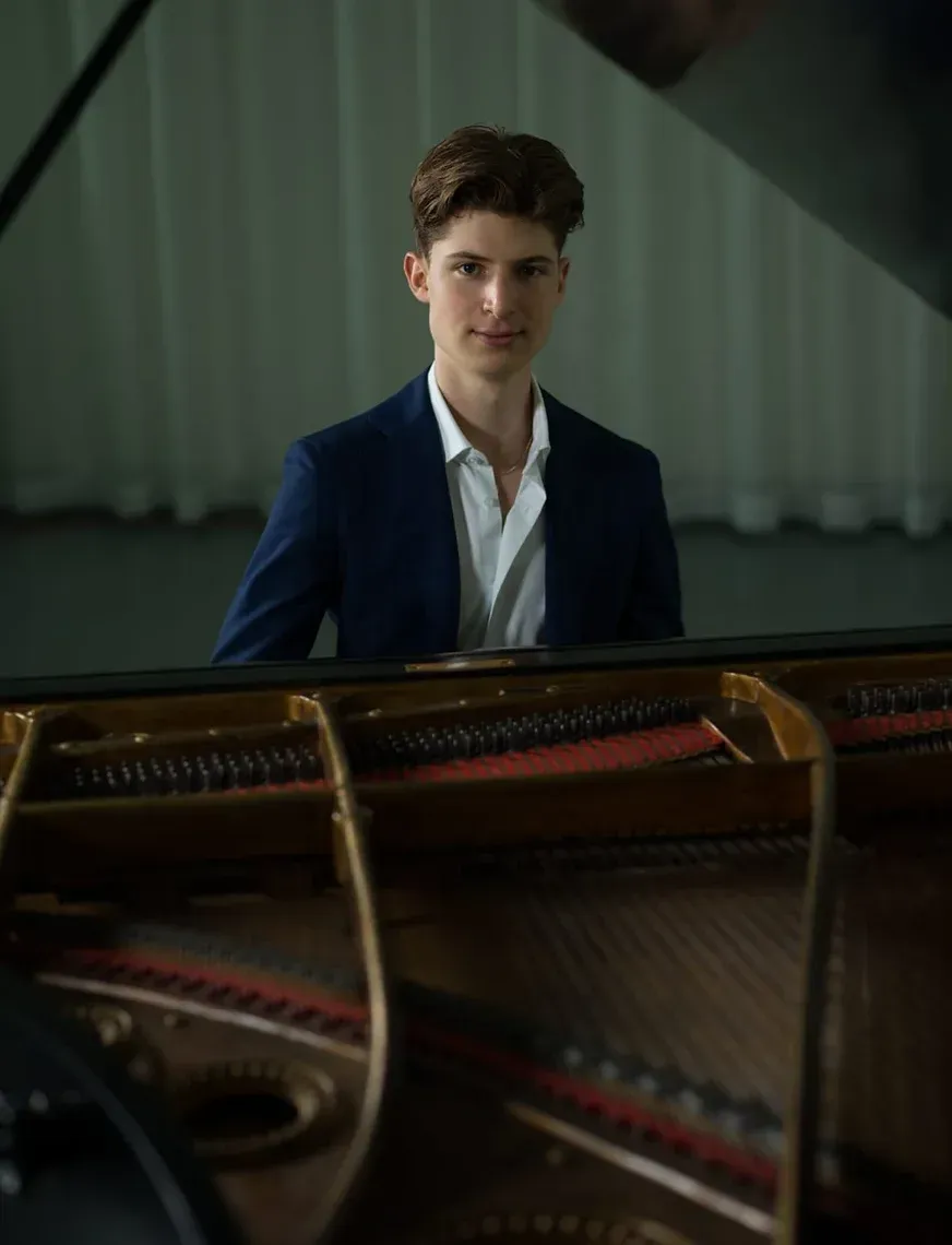 Maxim Heijmerink, een ervaren pianodocent en Popov Piano Service, een toonaangevend bedrijf voor pianoreparatie, onderhoud, inbouw van silent en zelfspelende systemen.