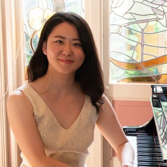 Misaki Yamada, een ervaren pianodocent en Popov Piano Service, een toonaangevend bedrijf voor pianoreparatie, onderhoud, inbouw van silent en zelfspelende systemen.