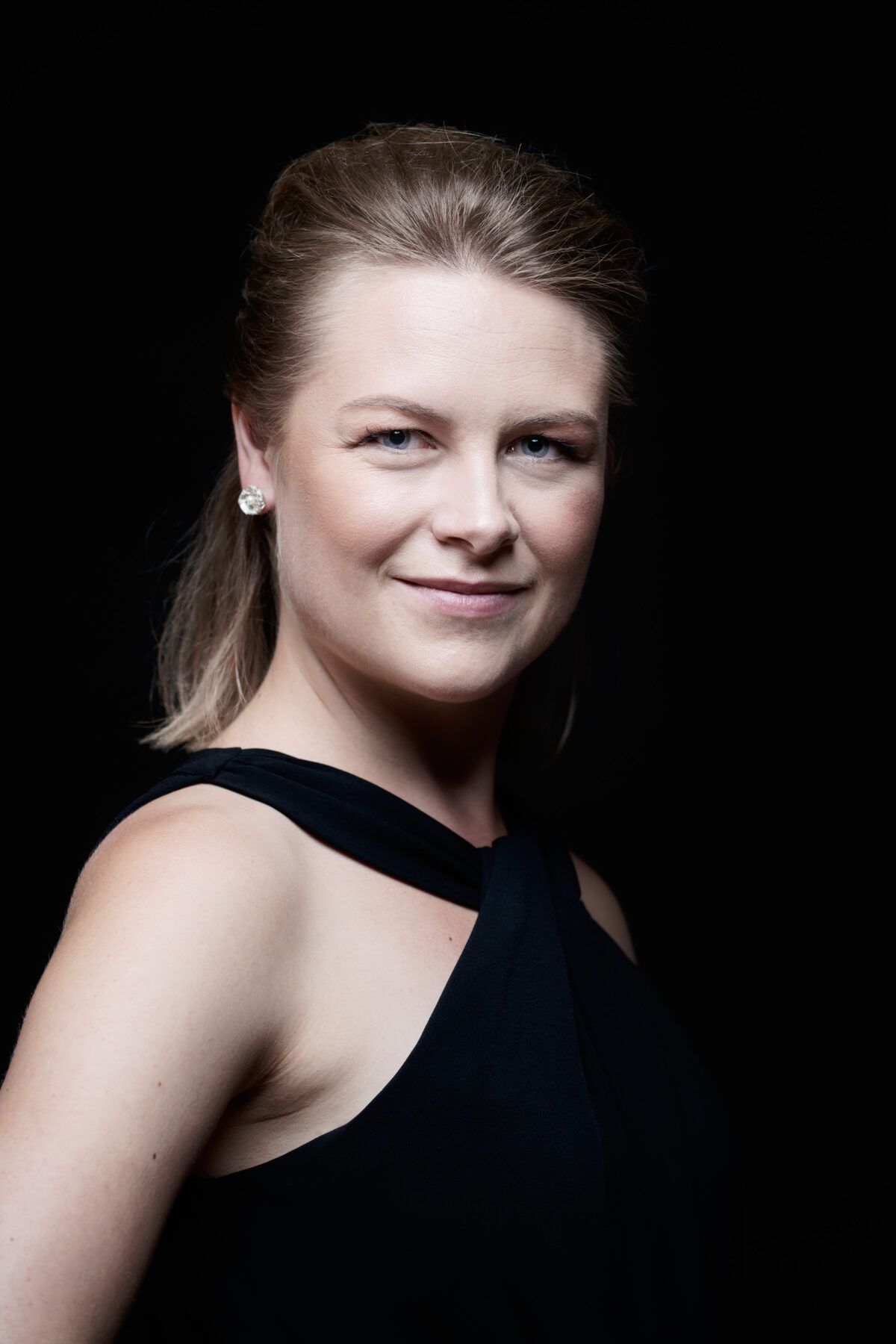 Nadejda Filippova, een ervaren pianodocent en Popov Piano Service, een toonaangevend bedrijf voor pianoreparatie, onderhoud, inbouw van silent en zelfspelende systemen.