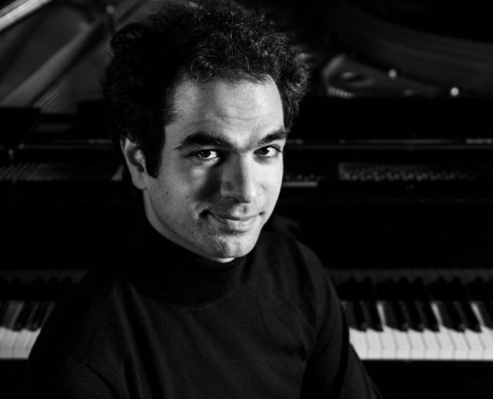 Orestis Dimitriadis, een ervaren pianodocent en Popov Piano Service, een toonaangevend bedrijf voor pianoreparatie, onderhoud, inbouw van silent en zelfspelende systemen.