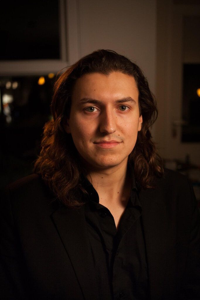 César Lüttger, een ervaren pianodocent en Popov Piano Service, een toonaangevend bedrijf voor pianoreparatie, onderhoud, inbouw van silent en zelfspelende systemen.