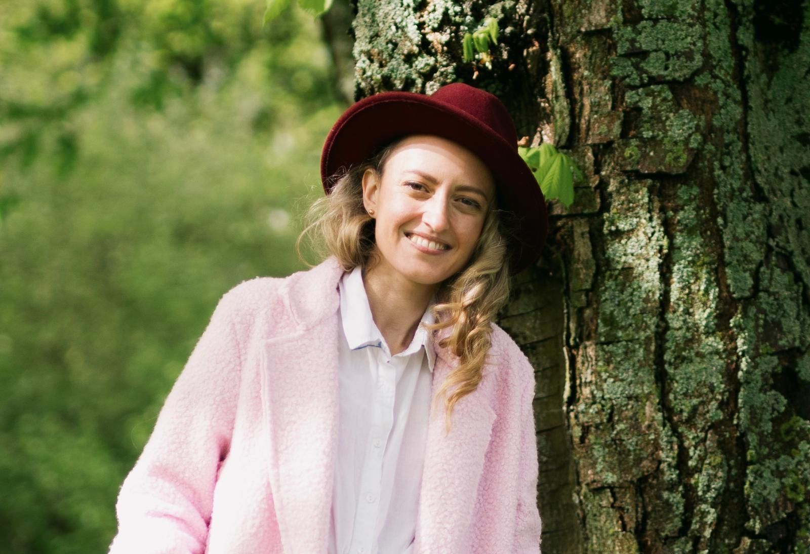 Viktoria Wylde, een ervaren pianodocent en Popov Piano Service, een toonaangevend bedrijf voor pianoreparatie, onderhoud, inbouw van silent en zelfspelende systemen.