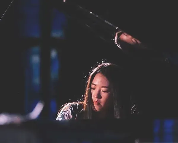 Yunah Han, een ervaren pianodocent en Popov Piano Service, een toonaangevend bedrijf voor pianoreparatie, onderhoud, inbouw van silent en zelfspelende systemen.