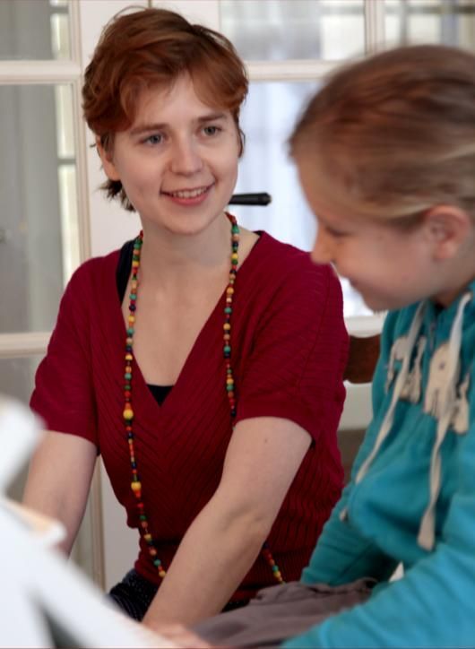 Jana Neplechovitsj, een ervaren pianodocent en Popov Piano Service, een toonaangevend bedrijf voor pianoreparatie, onderhoud, inbouw van silent en zelfspelende systemen.