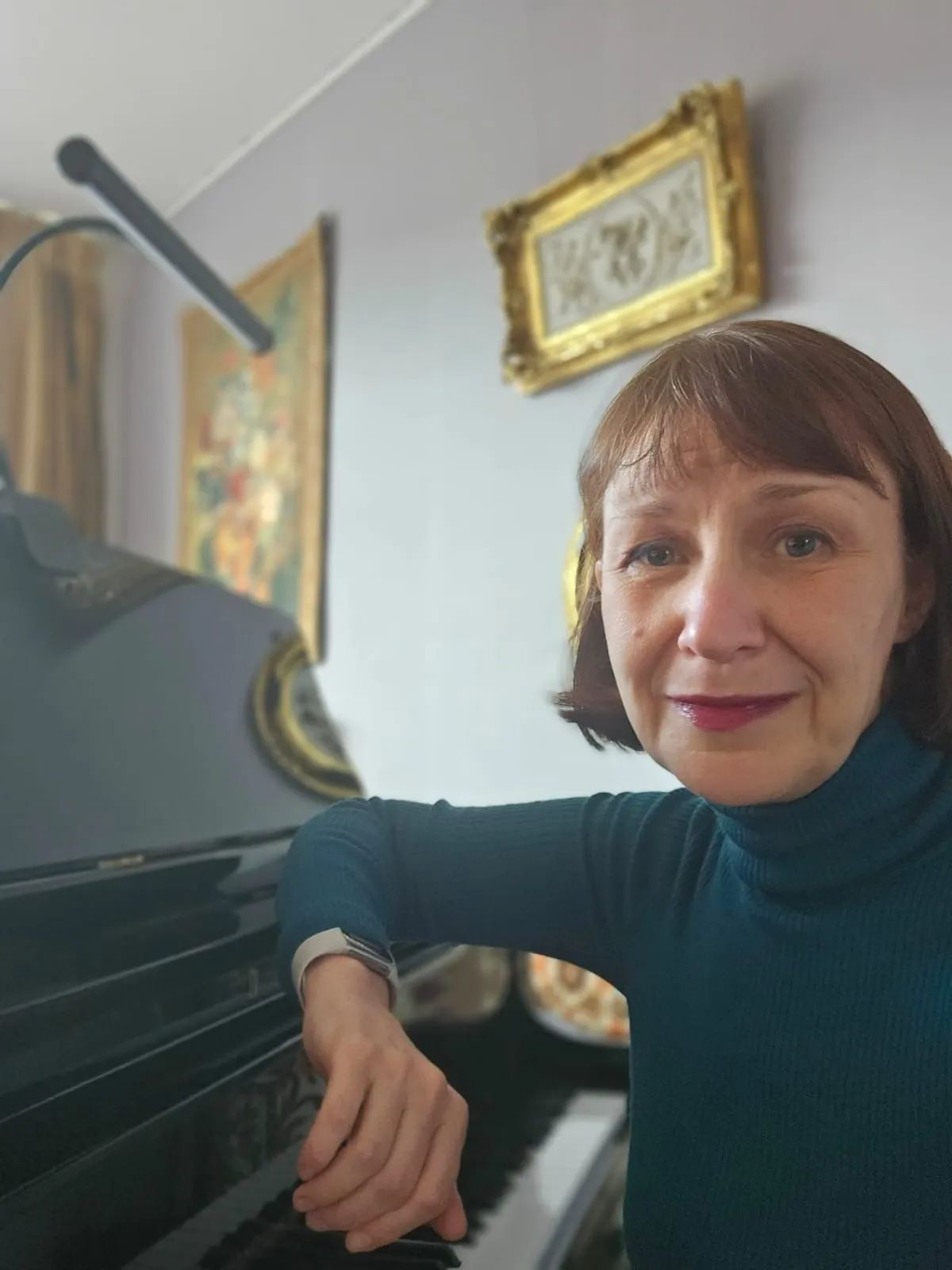 Marina Glotzbach, een ervaren pianodocent en Popov Piano Service, een toonaangevend bedrijf voor pianoreparatie, onderhoud, inbouw van silent en zelfspelende systemen.