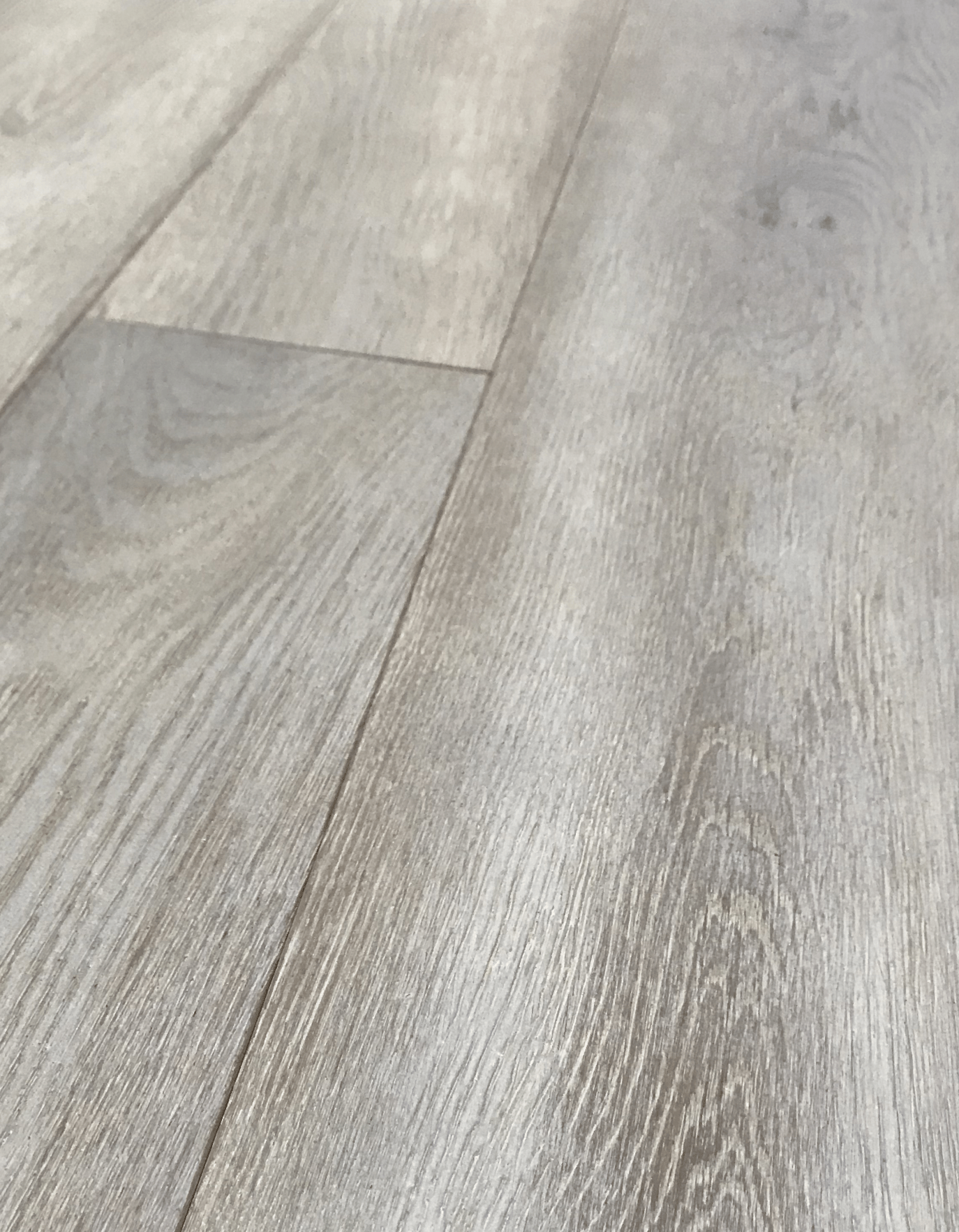 Oak Madagascar: brushed, dark stained mother-of-pearl effect and varnished.