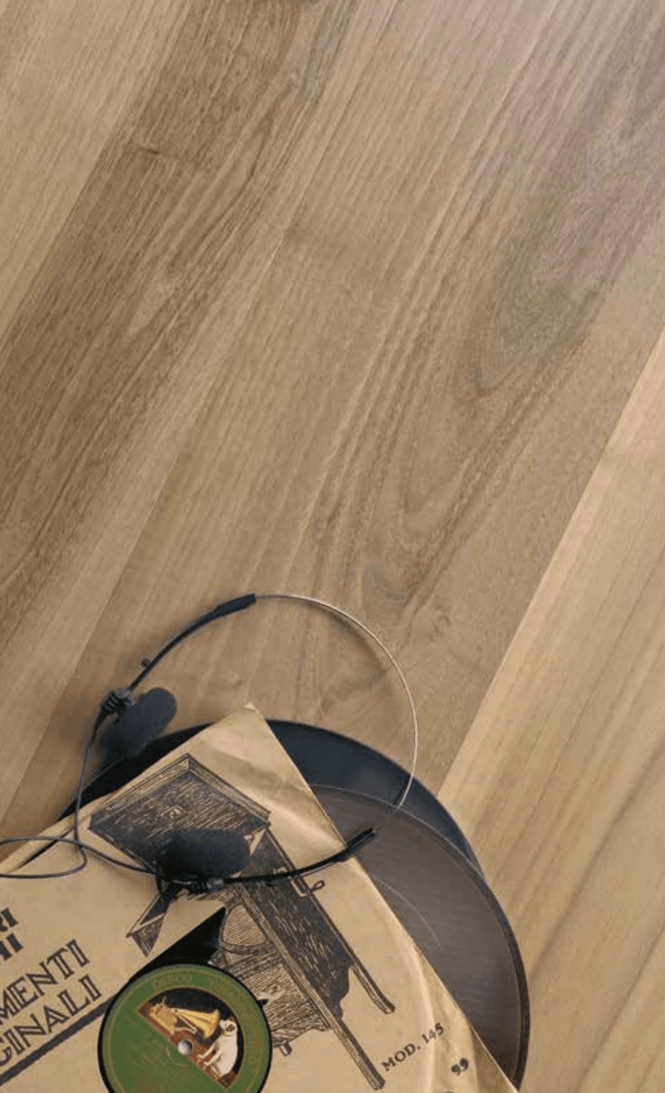EUROPEAN WALNUT Smoothed or brushed, unfInished or oiled or varnished transparent.