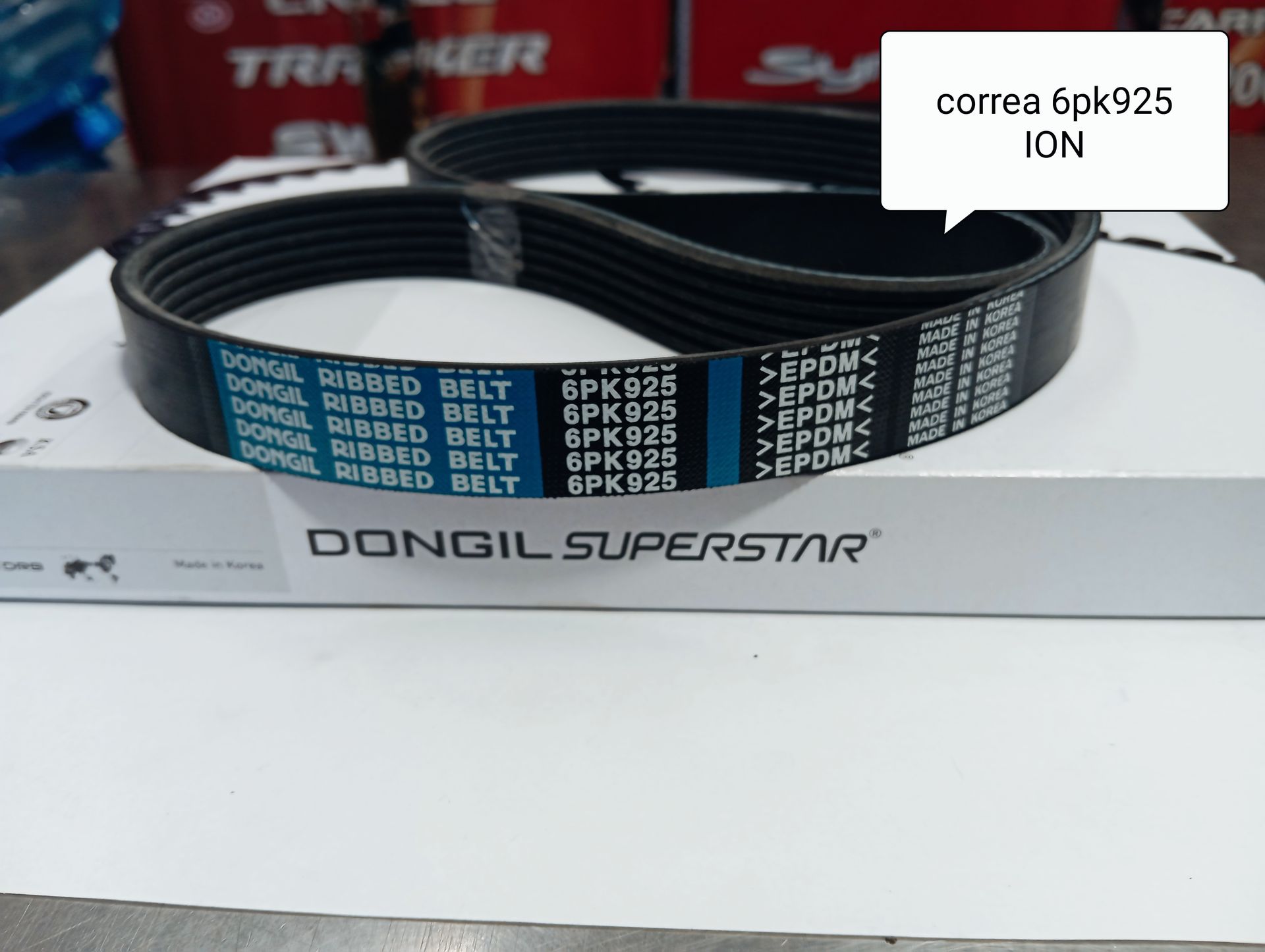 Correa serpentina negra en una caja Dongil SuperStar con una pequeña etiqueta blanca en la parte superior derecha.