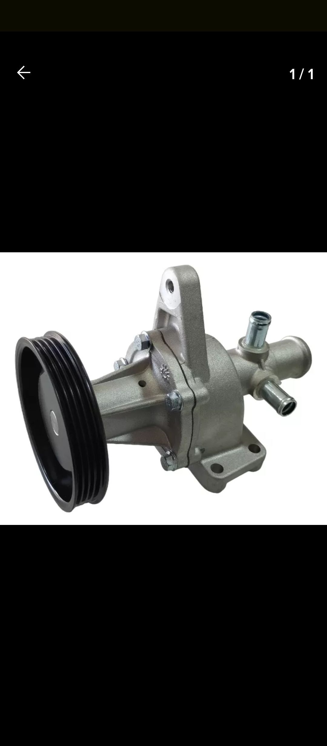 Bomba de agua mecánica con polea y carcasa metálica sobre fondo blanco.