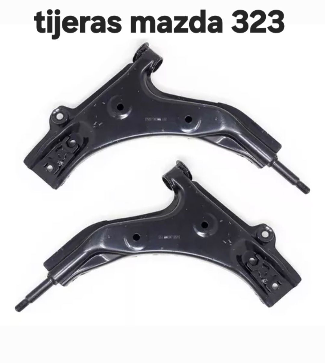 Dos brazos de tijera negros para suspensión de Mazda 323 sobre fondo blanco