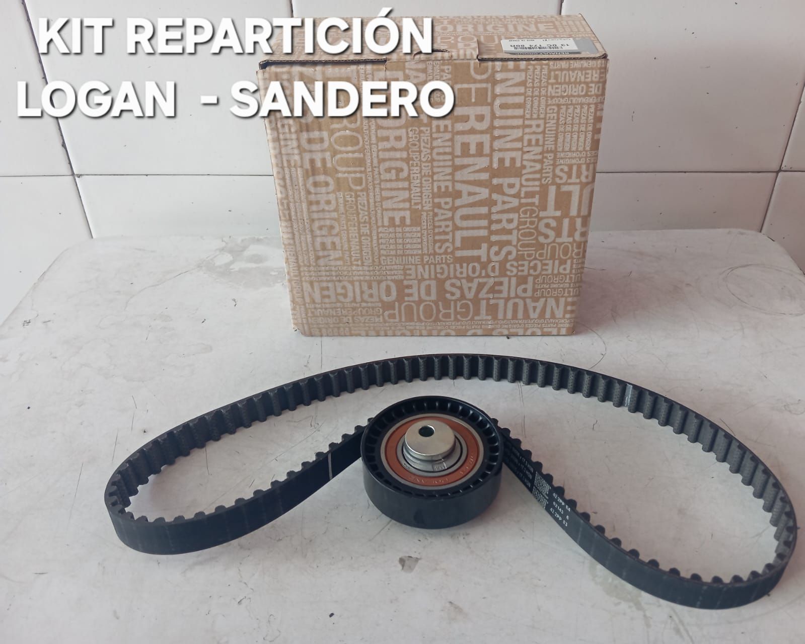 Kit de distribución para Renault Logan y Sandero; incluye correa y polea, junto a la caja.