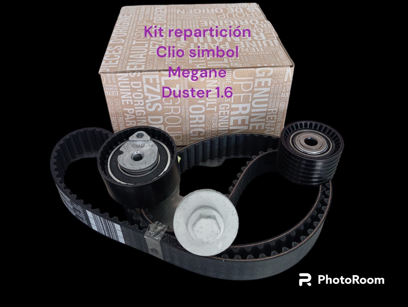 Kit de correa de distribución para modelos Renault, incluye caja, correa y poleas sobre fondo negro.