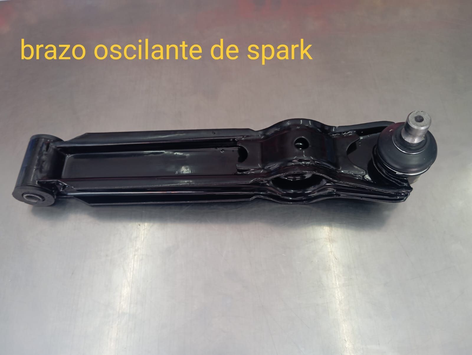 Brazo de suspensión de automóvil de color negro, etiquetado