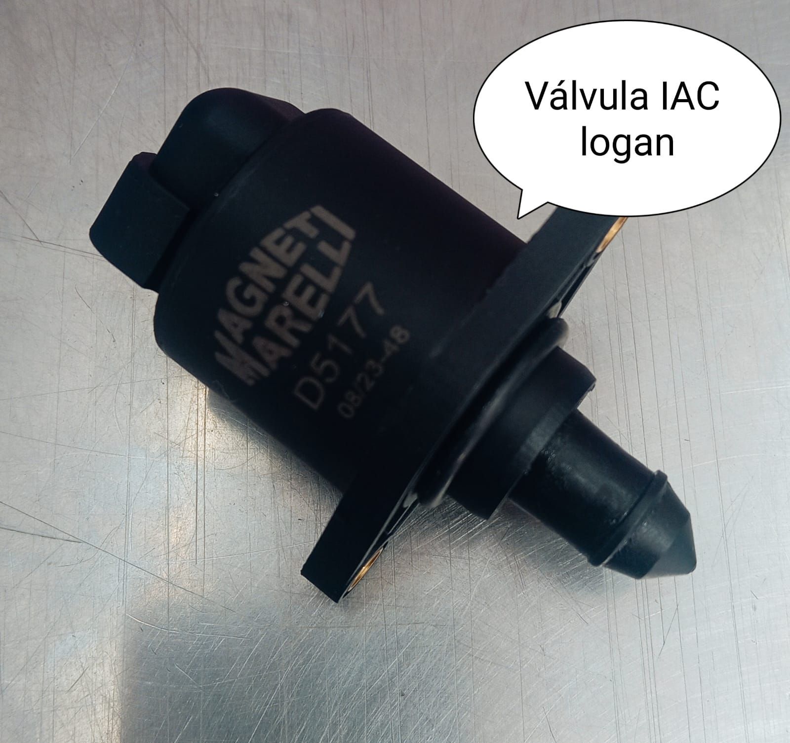 Válvula IAC Magneti Marelli negra D5177 sobre una superficie metálica, etiquetada 