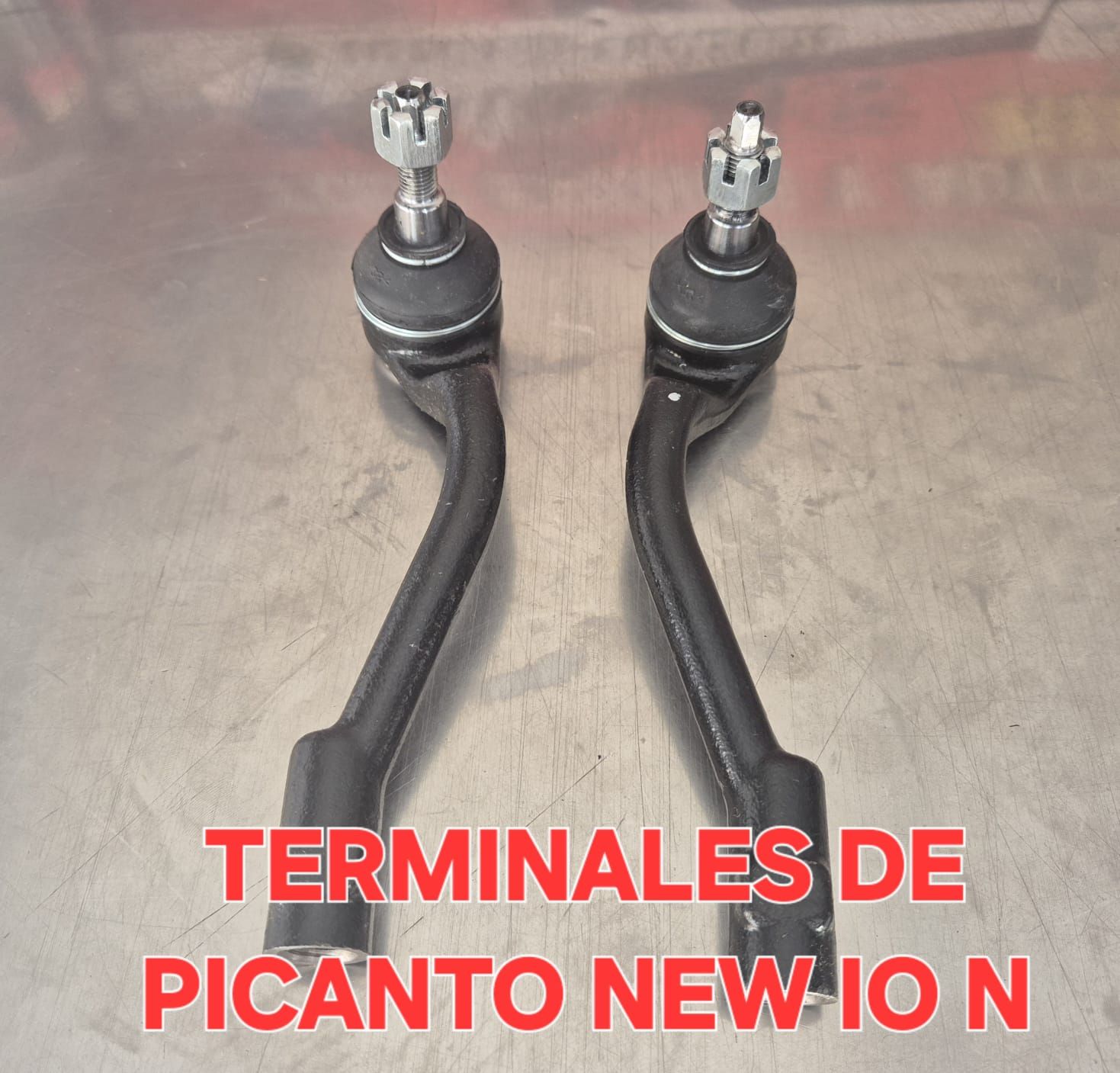 Dos piezas de dirección de automóvil de color negro etiquetadas 