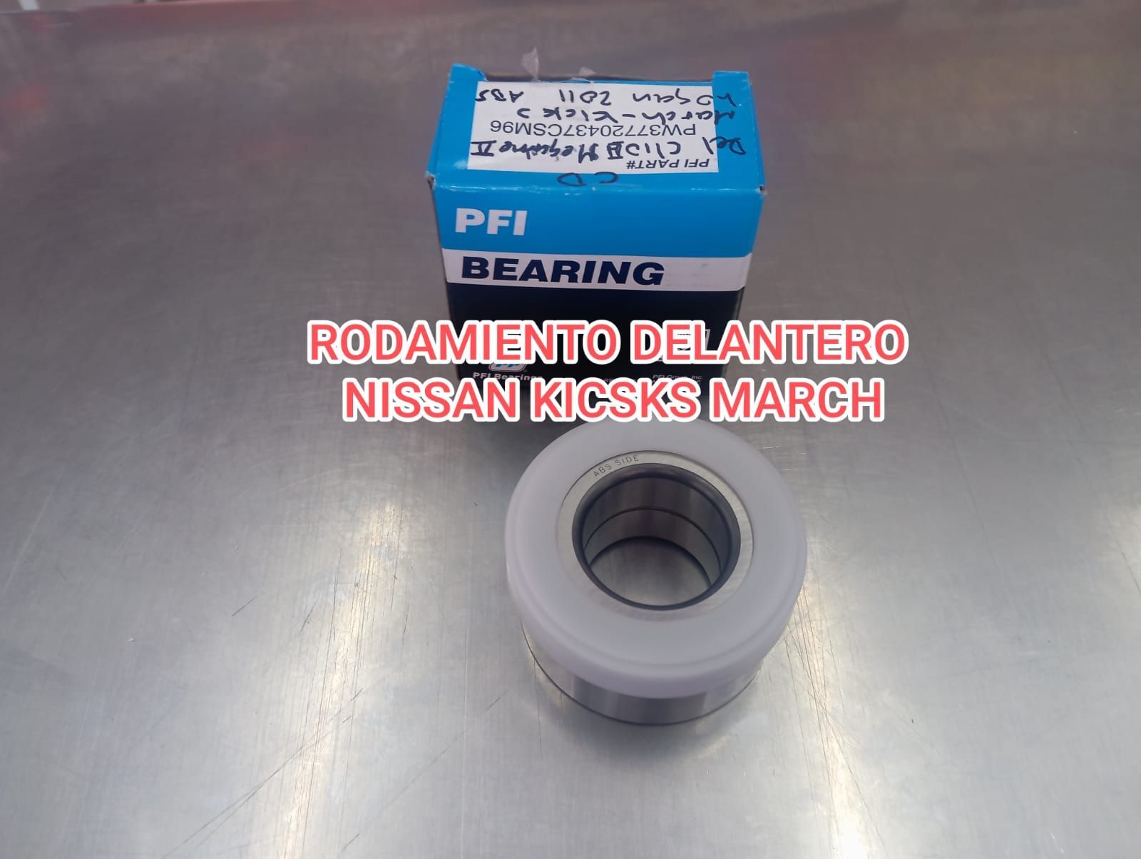 Rodamiento de rueda delantera para Nissan Kicks o March, marca PFI, sobre superficie metálica. Caja azul y blanca.