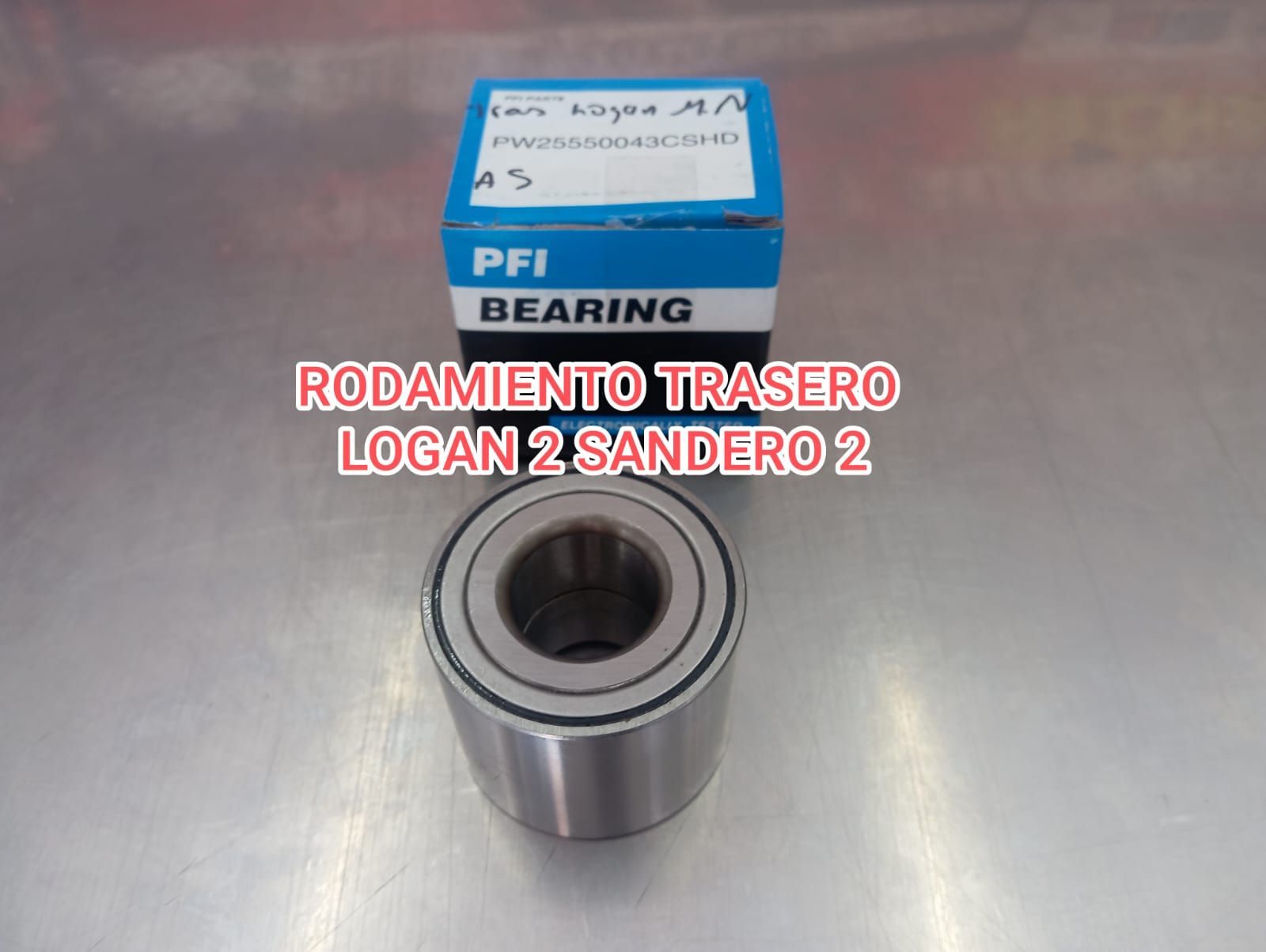 Cojinete de rueda trasera para Renault Logan/Sandero. Cojinete y caja sobre superficie metálica.