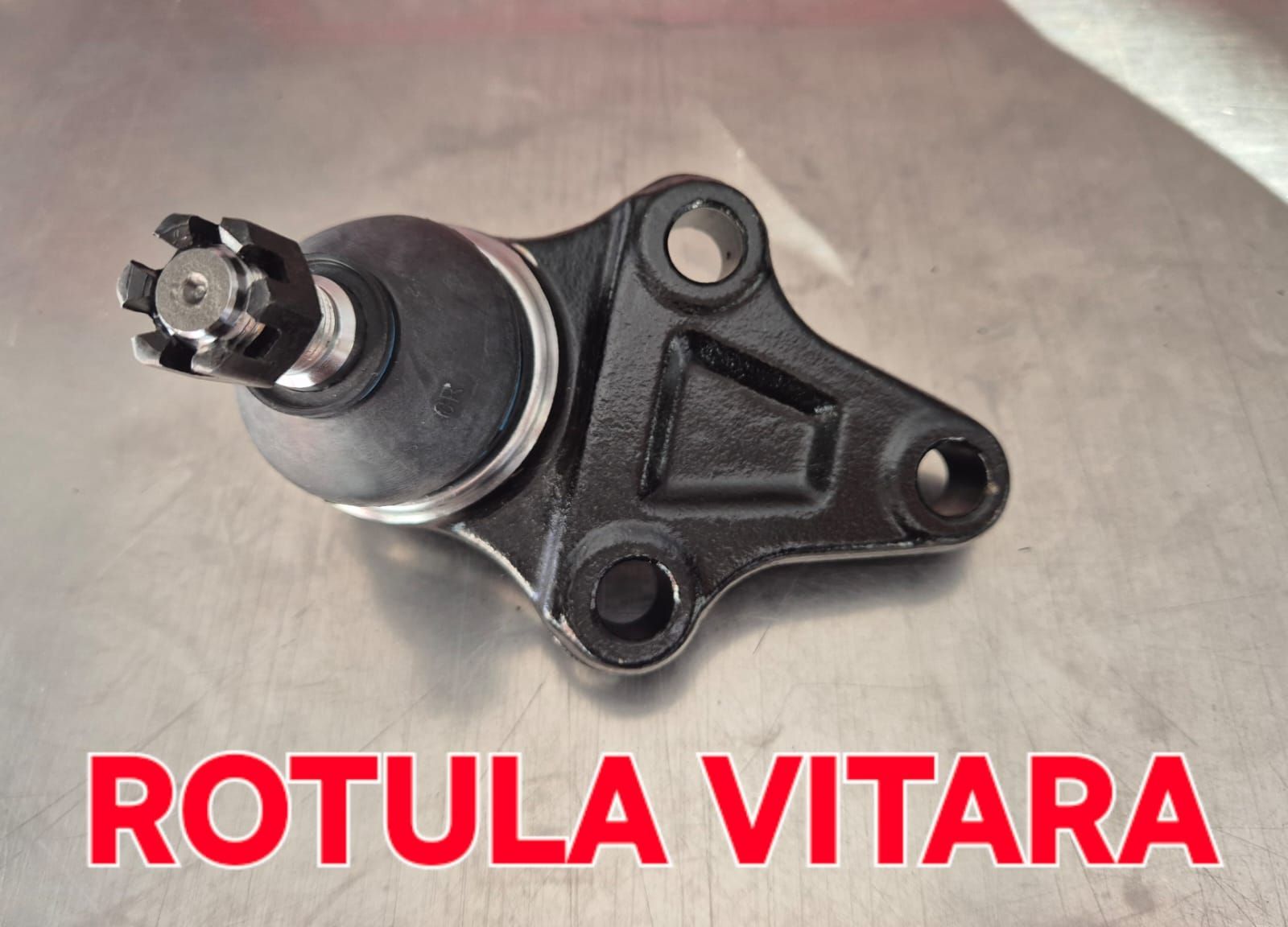 Rótula de metal de color negro con texto 