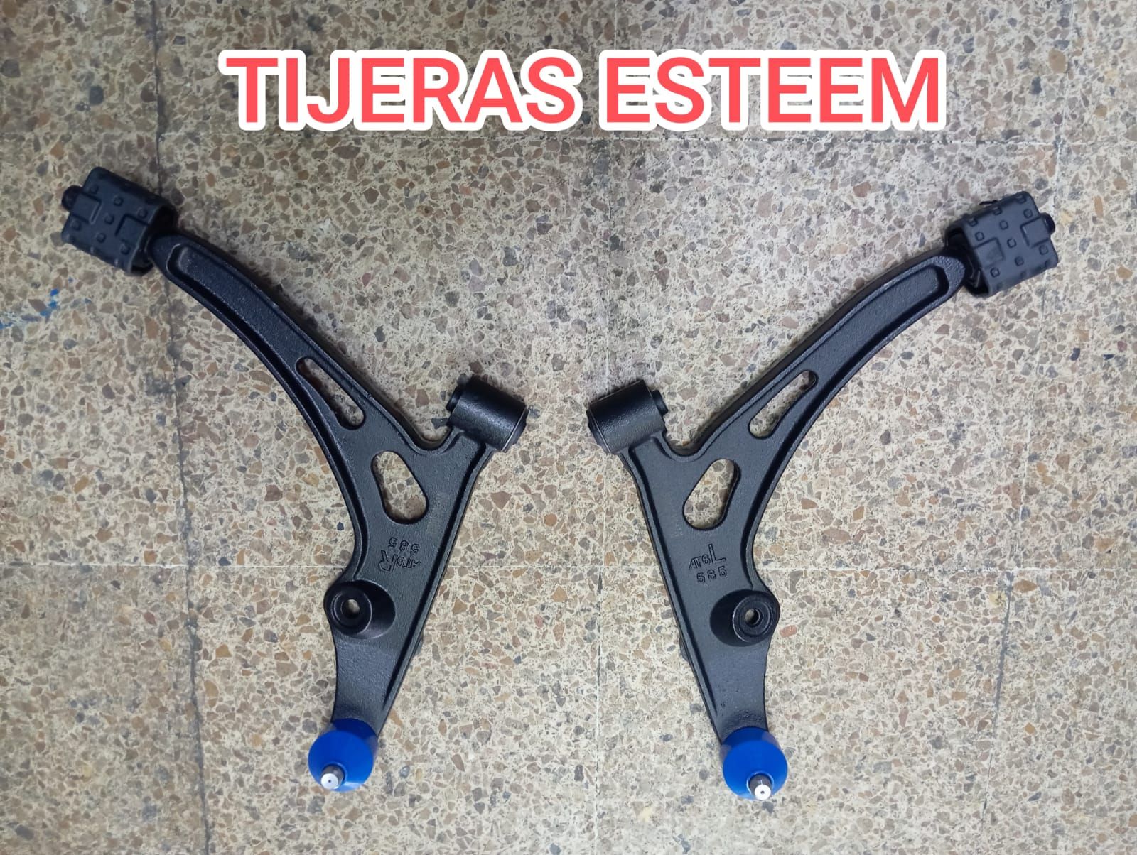 Par de brazos de control de suspensión de automóvil de color negro con bujes azules, etiquetados