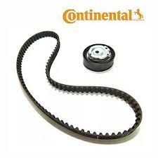 Kit de correa de distribución ContiTech con correa dentada y polea sobre fondo blanco.