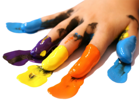 delle mani con le dita sporche di vernice di diversi colori