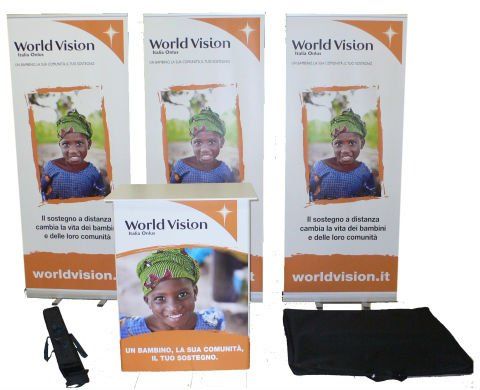 dei volantino con scritto World Vision e le immagini di un bambino africano
