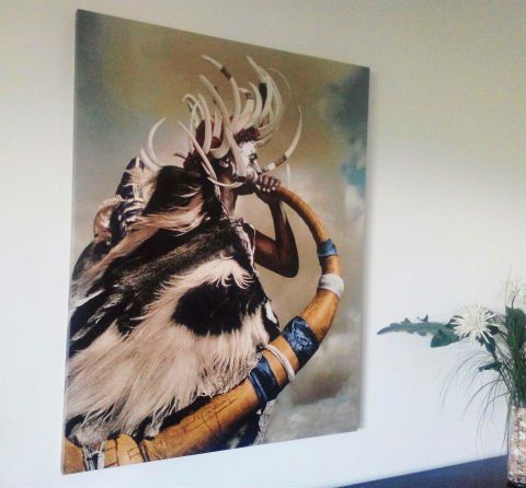 un'immagine di un membro di una tribù’ africana che suona un corno