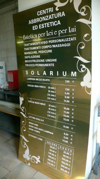 un cartellone con scritto Centri Abbronzatura Ed Estetica