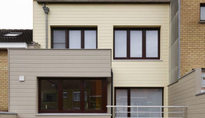 Beige en bruine gevel met ramen en een balkon.
