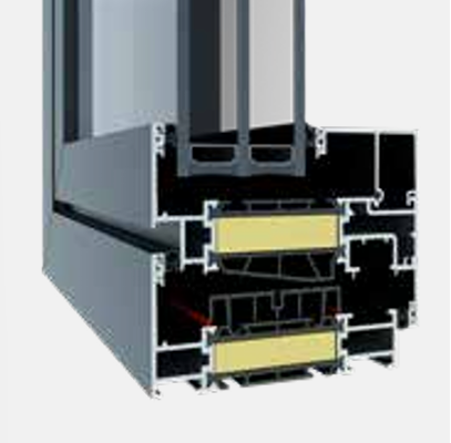 Doorsnede van een raamkozijn met geïsoleerde delen in zilver en geel, bestemd voor gebouwisolatie.