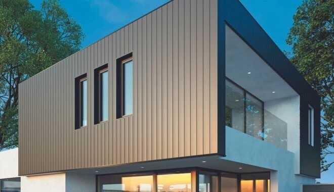 Modern huis met twee verdiepingen, verticale gevelbekleding in beige tinten, grote ramen en zwarte accenten.