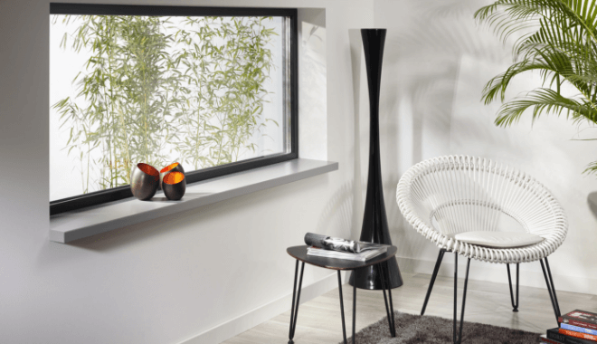 Een woonkamer met een stoel en een tafel voor een raam.