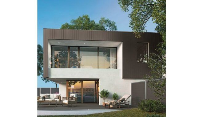 Modern huis met twee verdiepingen, grote ramen, bruin en wit exterieur, omgeven door bomen en een terras.