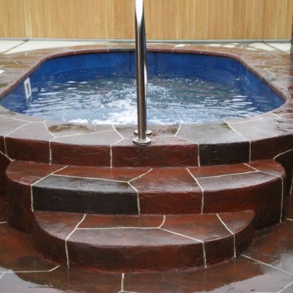 A hot tub with stairs leading up to it