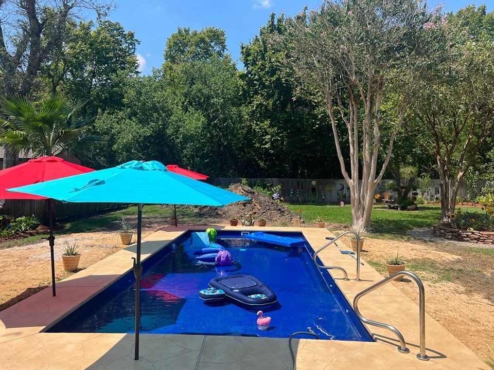 A swimming pool with a fountain in the middle of it