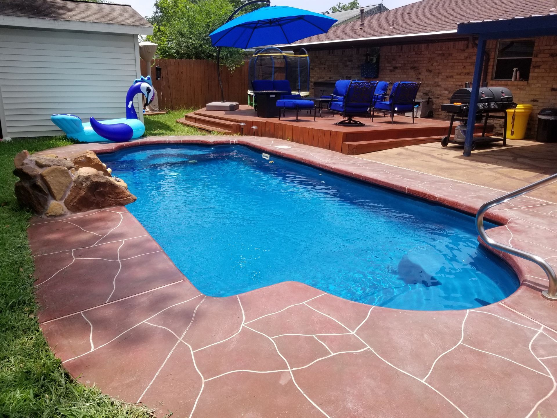 A large swimming pool with a fountain in the middle of it.