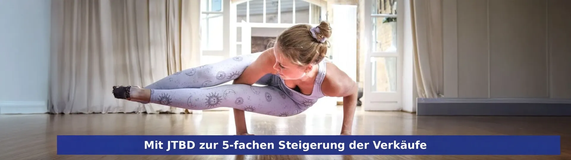 Eine Frau macht eine Yoga-Pose auf einem Holzboden.
